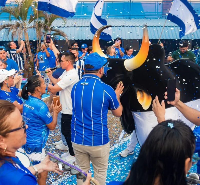 Caprichoso celebra 113 anos com hasteamento de bandeira em Parintins