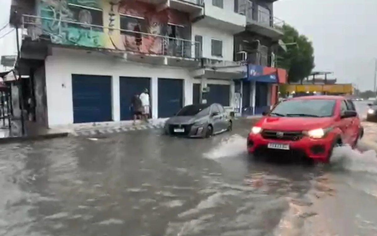 Chuva deixa ruas alagadas em Manaus; estado passa por transição para período mais chuvoso