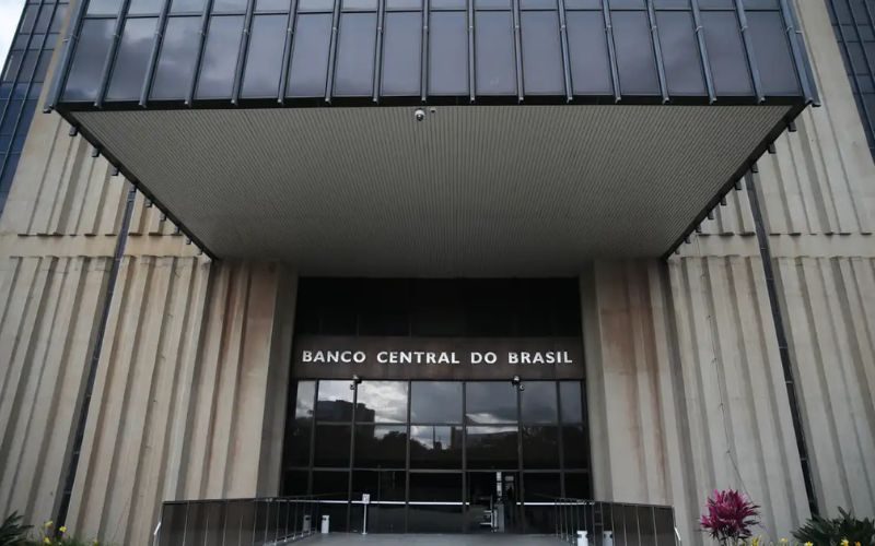 Corte de gastos gera debate entre economistas sobre dívida pública