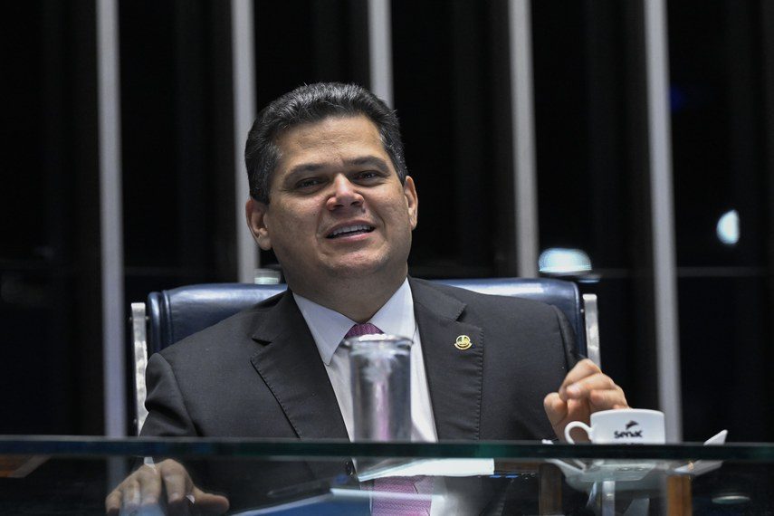 Davi Alcolumbre comemora nova descoberta de petróleo no Amapá