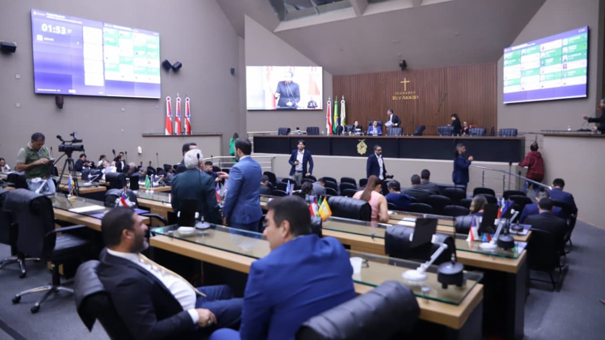Deputados da Aleam celebram Dia do Servidor Público com homenagens