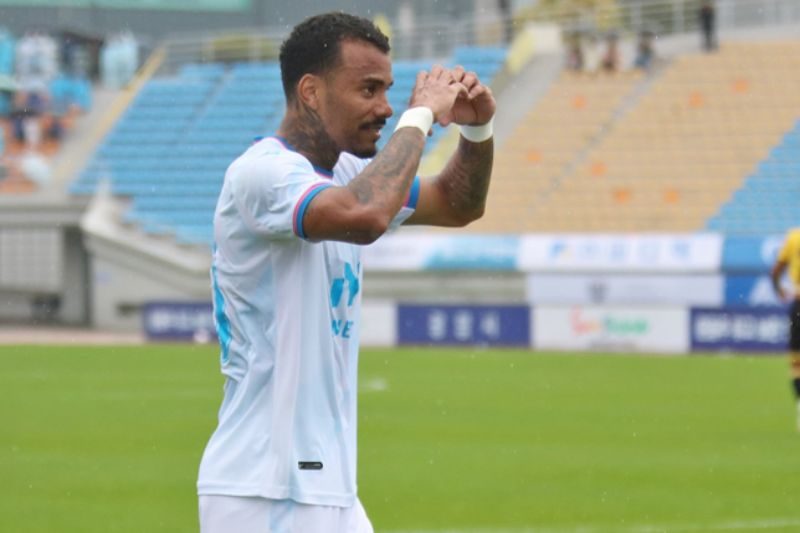 Matheus Serafim brilha na K.League 2 e lidera artilharia na Coreia do Sul