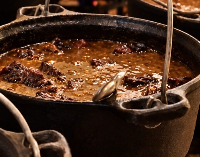 Feijoada em Manaus: tradição que une famílias e amigos aos sábados