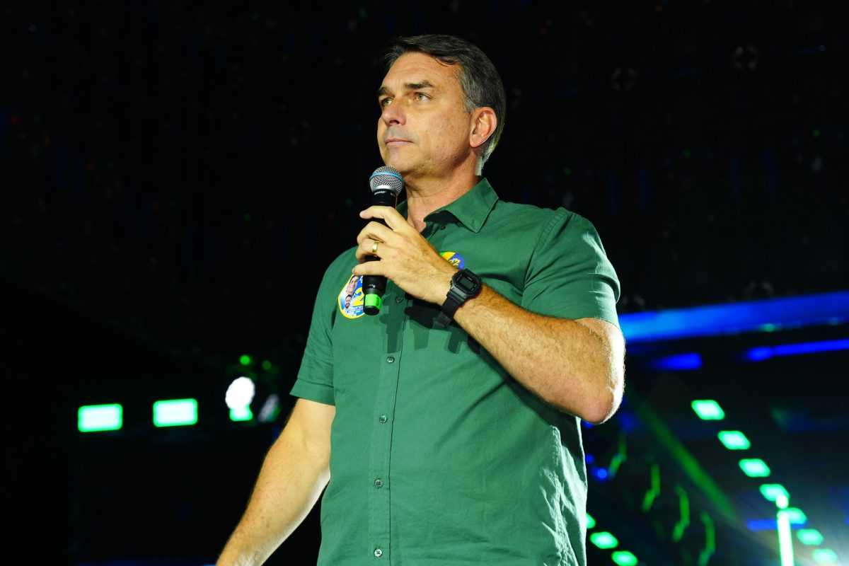 Flávio Bolsonaro altera carta e se apresenta como ‘líder do Brasil’