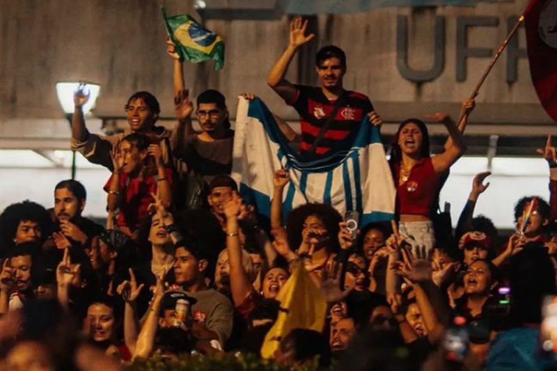 Estudantes da UFF se mobilizam em apoio a Lula após primeiro turno