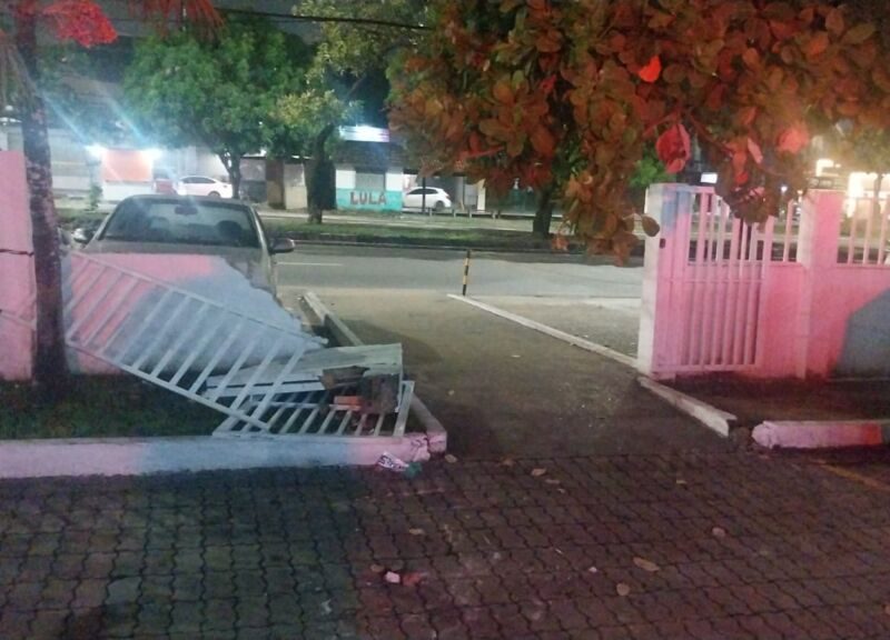 Motorista embriagado invade delegacia após acidente e causa destruição