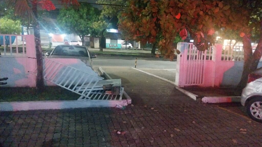 Motorista embriagado tenta se refugiar na polícia e destrói entrada de delegacia