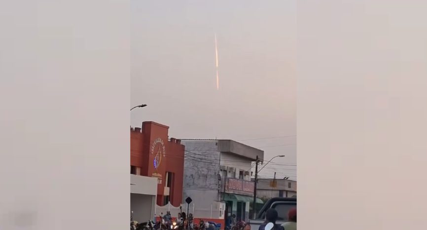 O que pode ser? Objeto luminoso cruza o céu de Maués e intriga moradores; VEJA