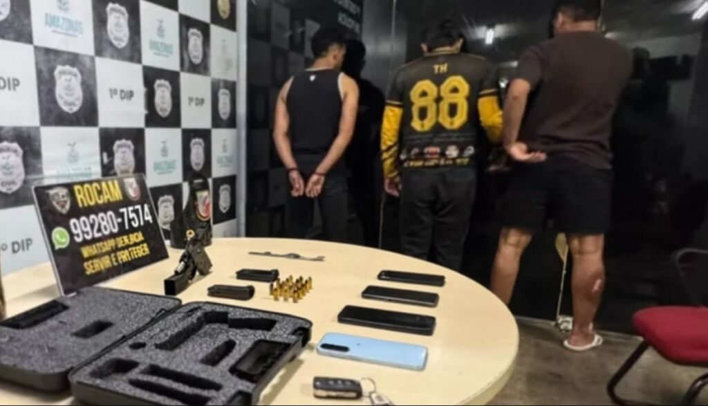 Pistola furtada com ‘chapolim’ é achada com trio que alegou estar em churrasco