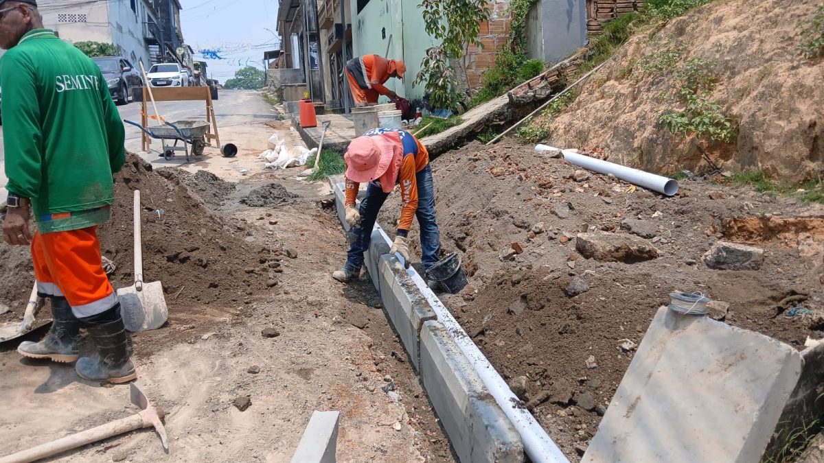 Manaus avança na recuperação de drenagem e vias no Armando Mendes