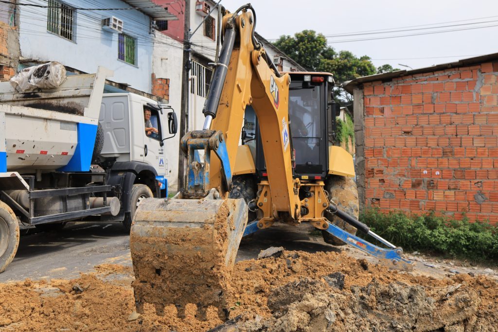 Manaus realiza recuperação de tubulação afetada por lixo no Cidade de Deus