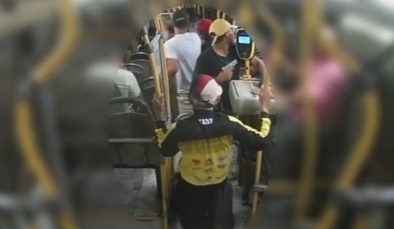 PROCURADOS: quarteto armado rouba ônibus da linha 650 em Manaus; VEJA