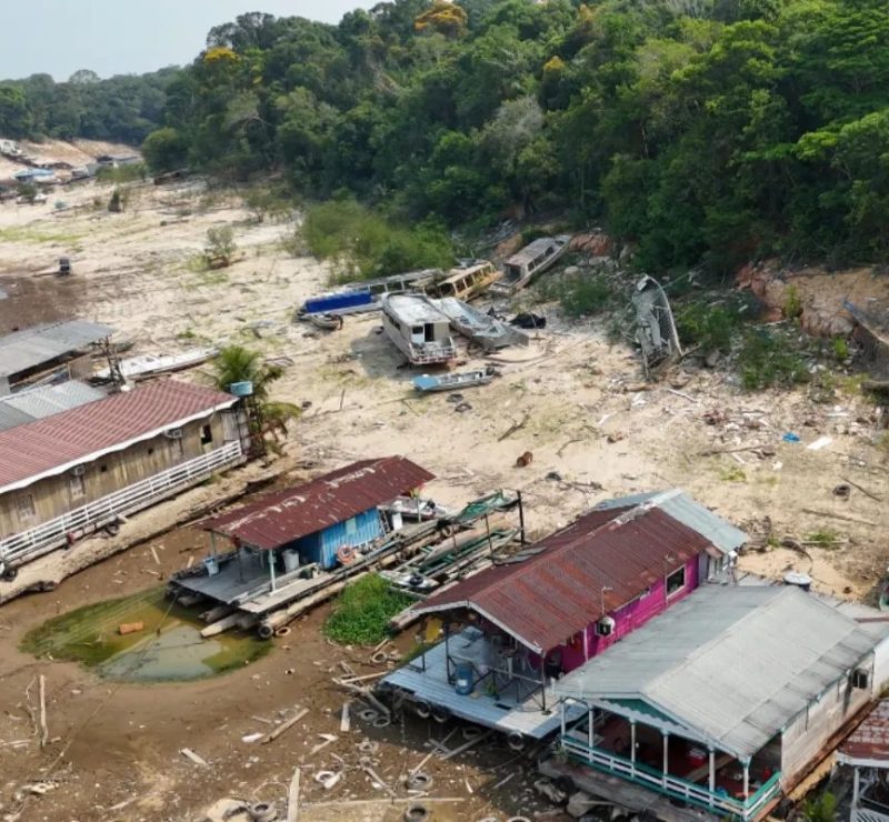 Seca do Rio Negro altera transporte e rotina na capital amazonense