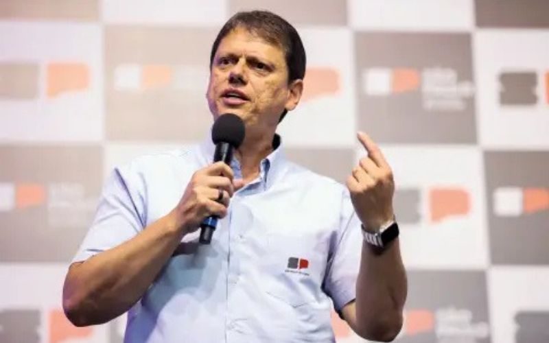 Tarcísio de Freitas se destaca na direita após eleição de Flávio Bolsonaro