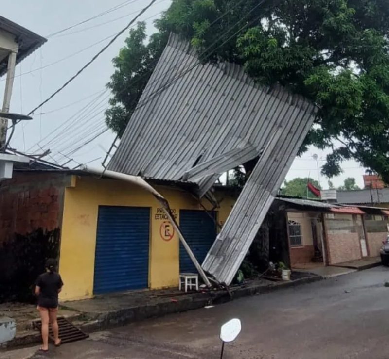Temporal causa destelhamento em casa na zona Centro-Oeste de Manaus