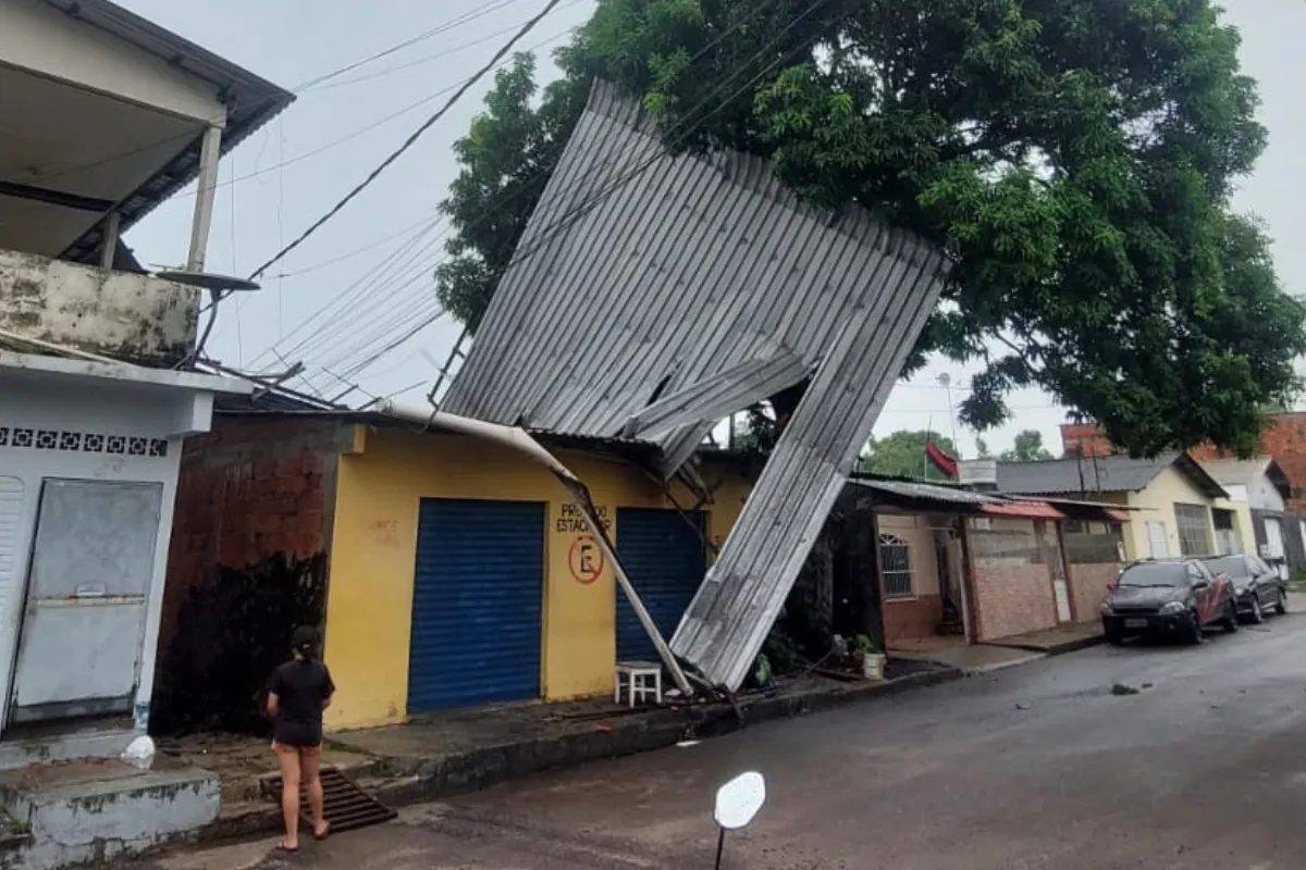 Temporal destelha casa na zona Centro-Oeste de Manaus; VÍDEO