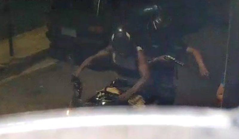 VÍDEO: mulher tem celular roubado por dupla armada em moto em Manaus